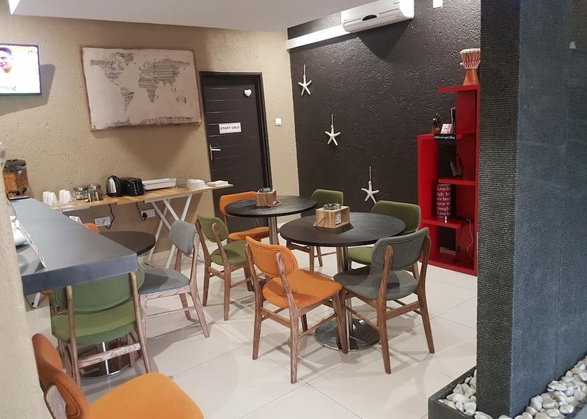 North-East Francistown Breakfast area