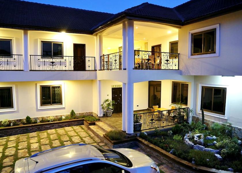 Accra Courtyard