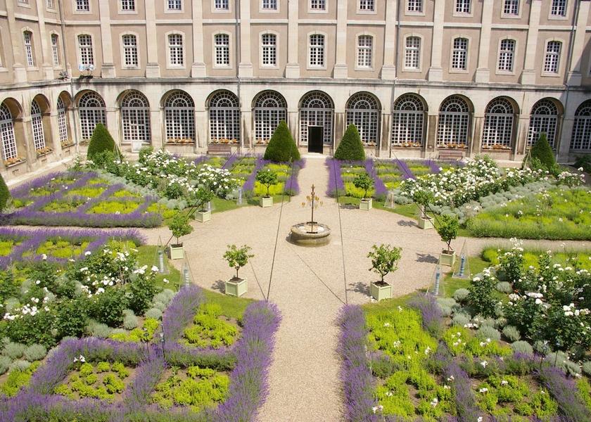 Grand Est Pont-a-Mousson Garden view