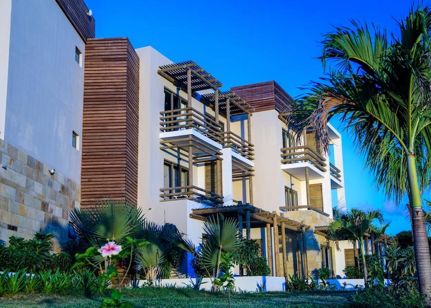 MU Flic-en-Flac Exterior Detail