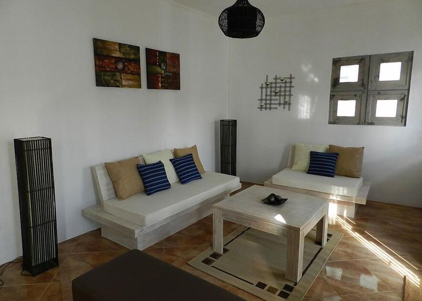  Pointe Aux Piments Living room