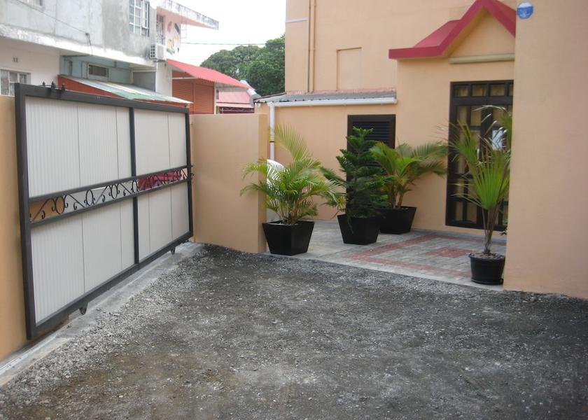 Flacq Trou d'Eau Douce Parking