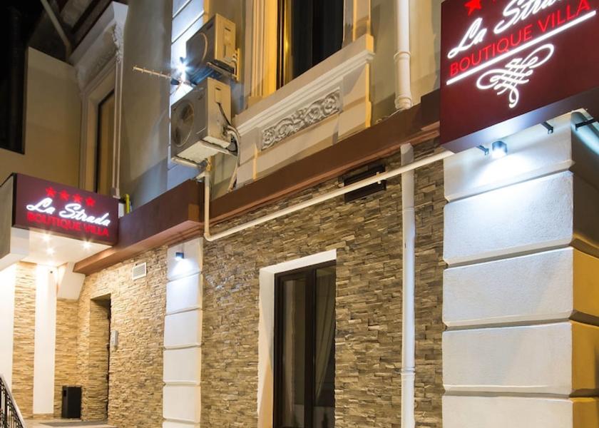  Pitesti Exterior Detail