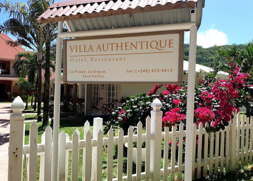  La Digue Front of property