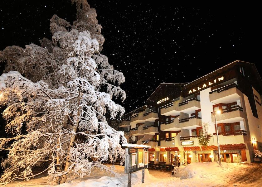 Valais Saas-Fee Front of property - evening/night