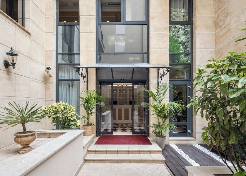  Budapest Property entrance