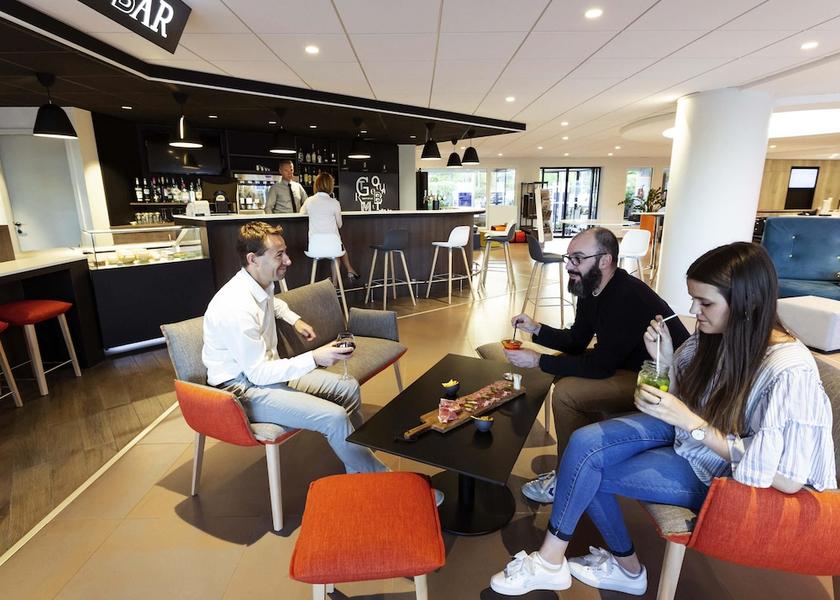 Nouvelle-Aquitaine Limoges Bar (on property)