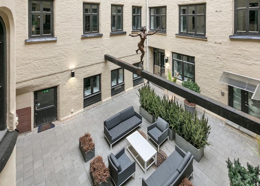  Oslo Interior Entrance