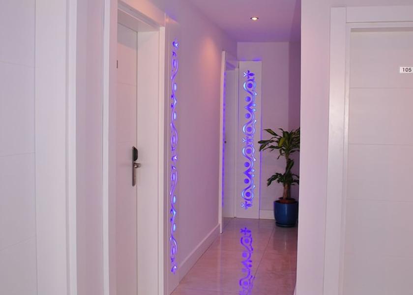  Side Hallway