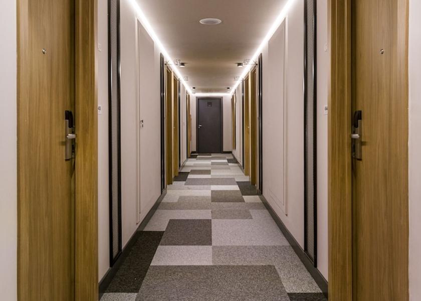 Handrails in hallways