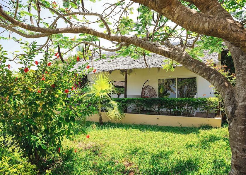  Nungwi Front of property