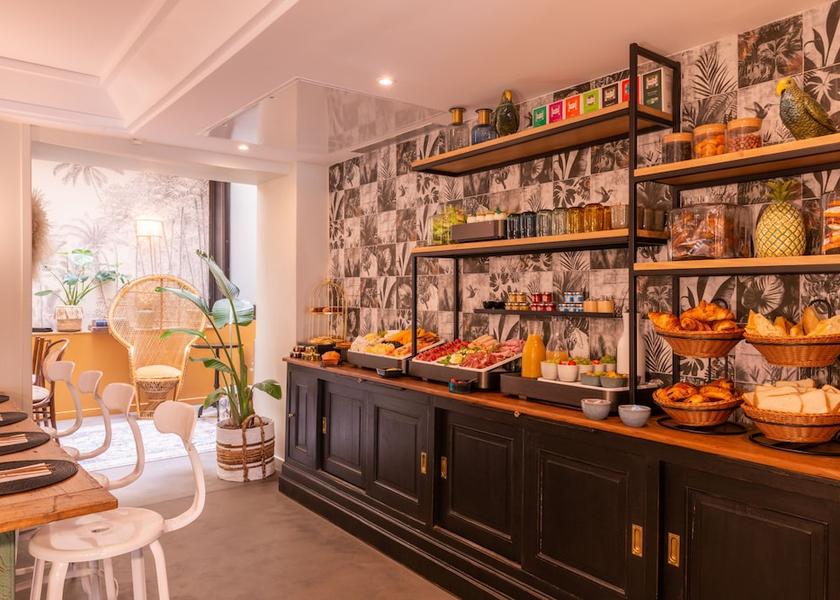 Ile-de-France Paris Breakfast Area