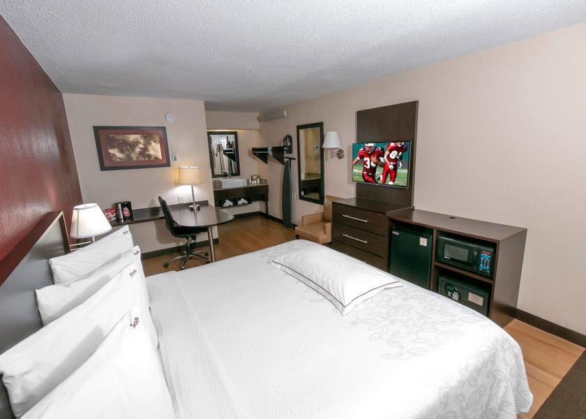 Ohio Dublin Premium King Smoke Free (Upgraded Bedding & Snack)