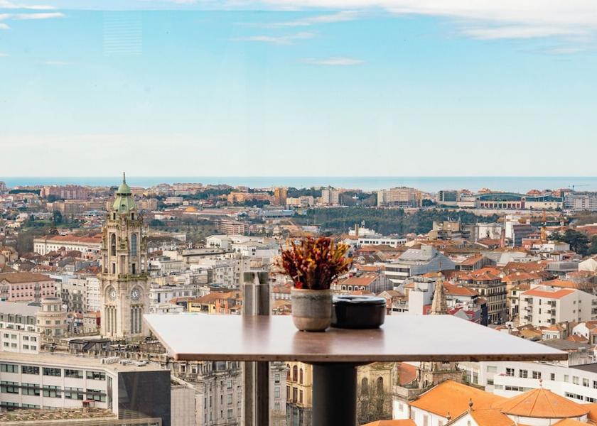 Porto Porto Bar (on property)