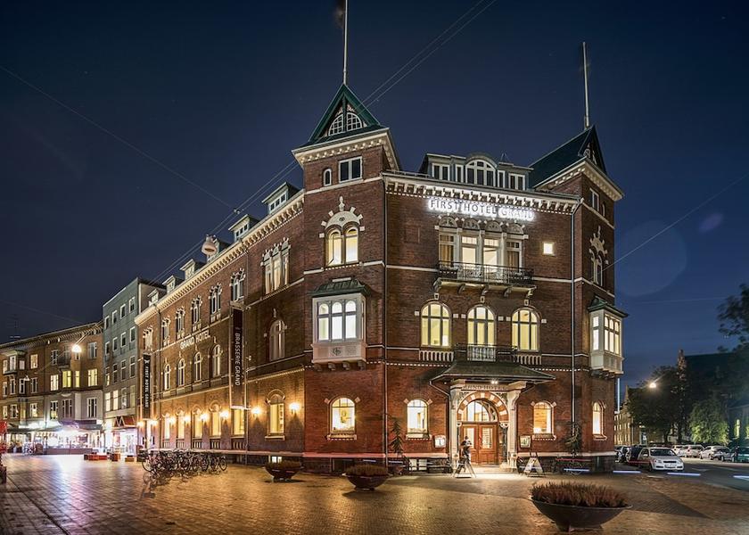 Syddanmark Odense Front of property - evening/night