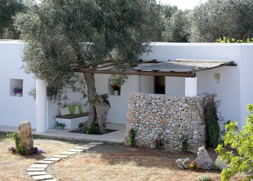 Puglia Specchia Exterior Detail