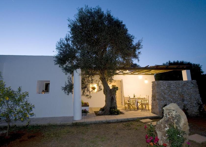 Puglia Specchia Exterior Detail