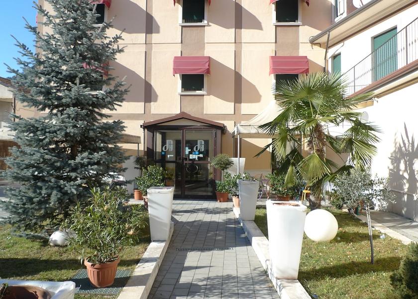 Abruzzo Capistrello Exterior Detail