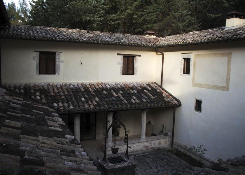 Umbria Sellano Courtyard