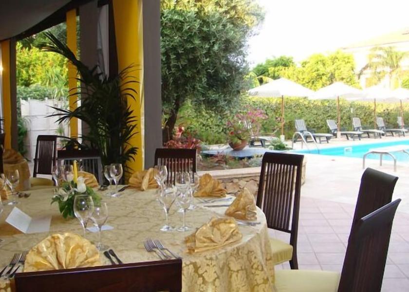 Sicily Falcone Outdoor dining