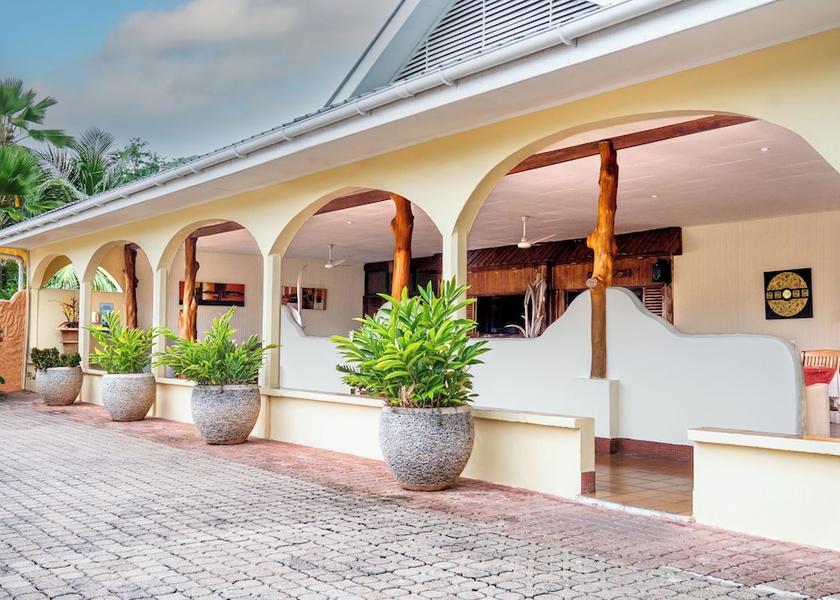 Lazio Praslin Island Front of property