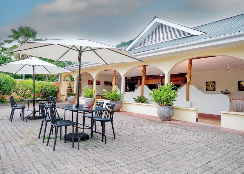 Lazio Praslin Island Front of property