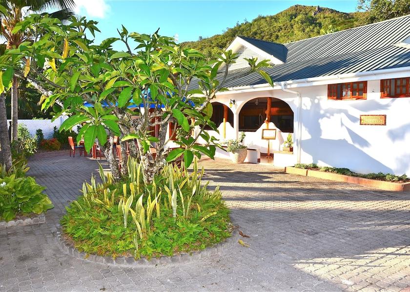 Lazio Praslin Island Front of property