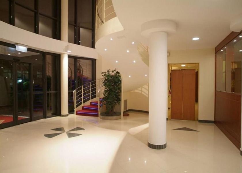 Lombardy San Genesio Ed Uniti Lobby
