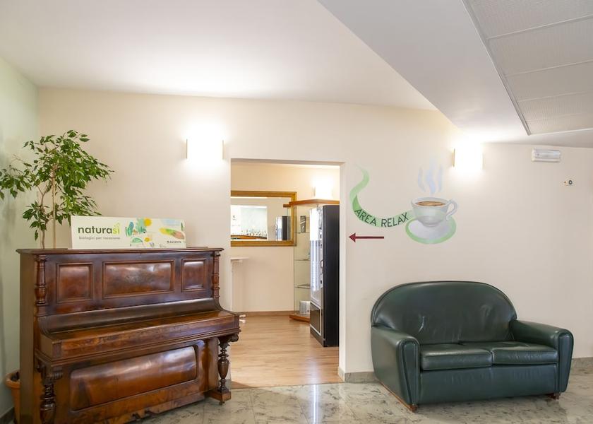 Lombardy San Genesio ed Uniti Lobby sitting area