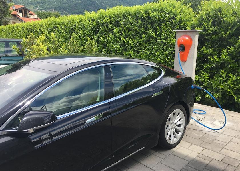 Electric vehicle charging station