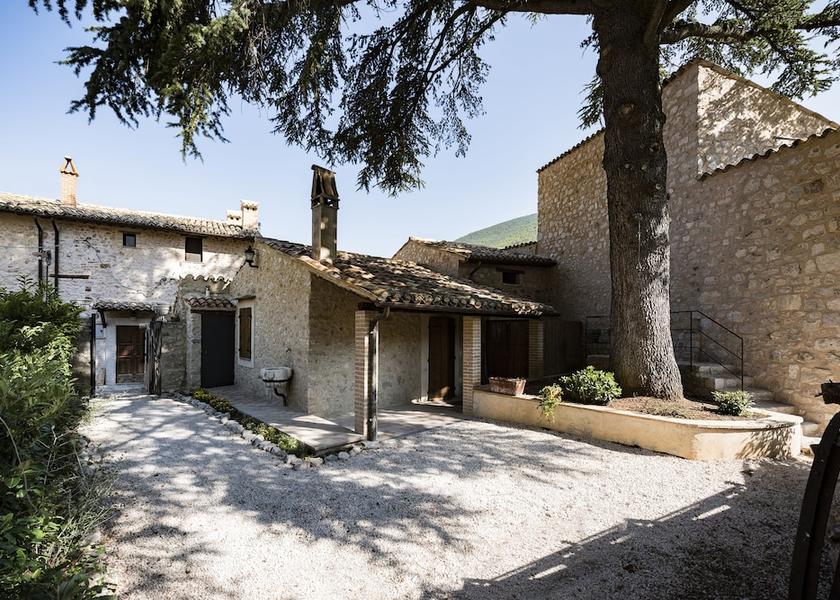 Umbria Campello sul Clitunno Courtyard