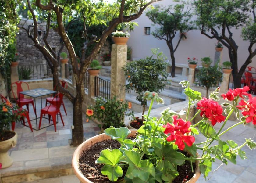 Puglia Zollino Garden