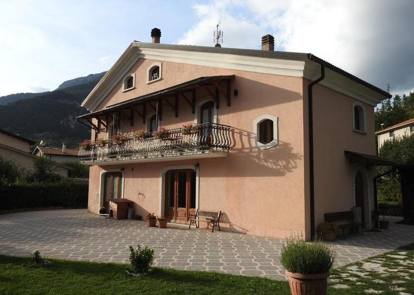 Abruzzo Villetta Barrea Exterior Detail