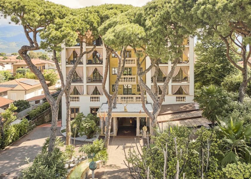 Tuscany Forte dei Marmi Front of property