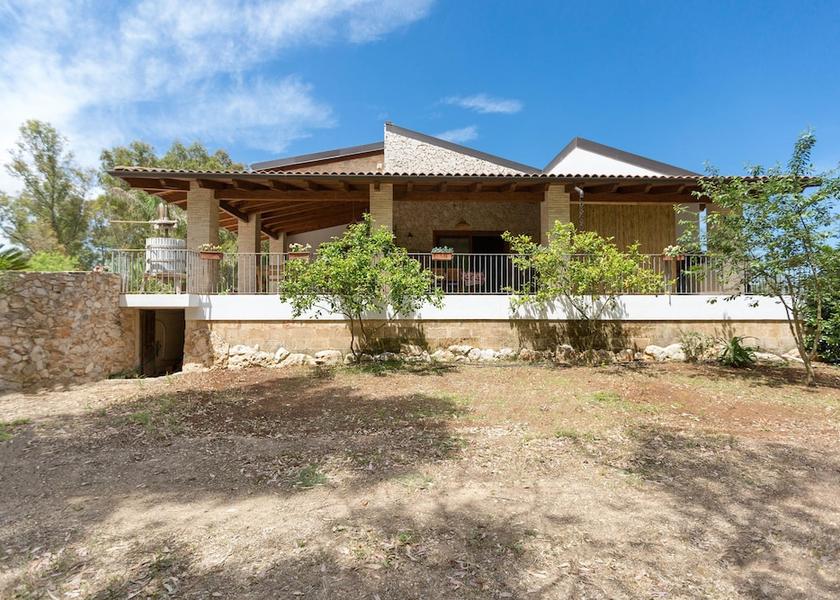 Puglia San Donaci Facade