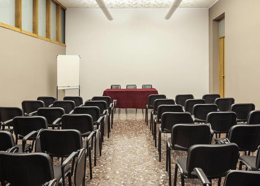 Puglia Trani Meeting Room