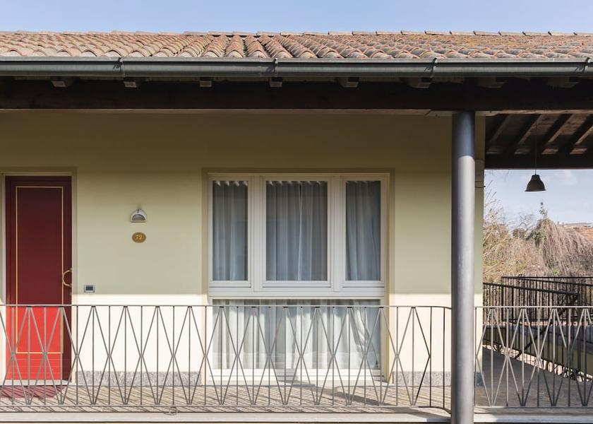 Lombardy Crema Garden view