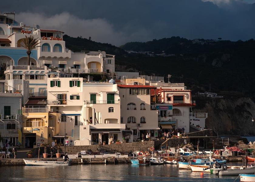 Campania Serrara Fontana Dock