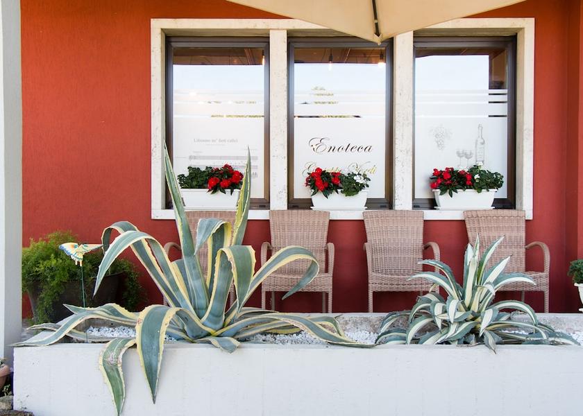 Veneto Castel d'Azzano Bar (on property)