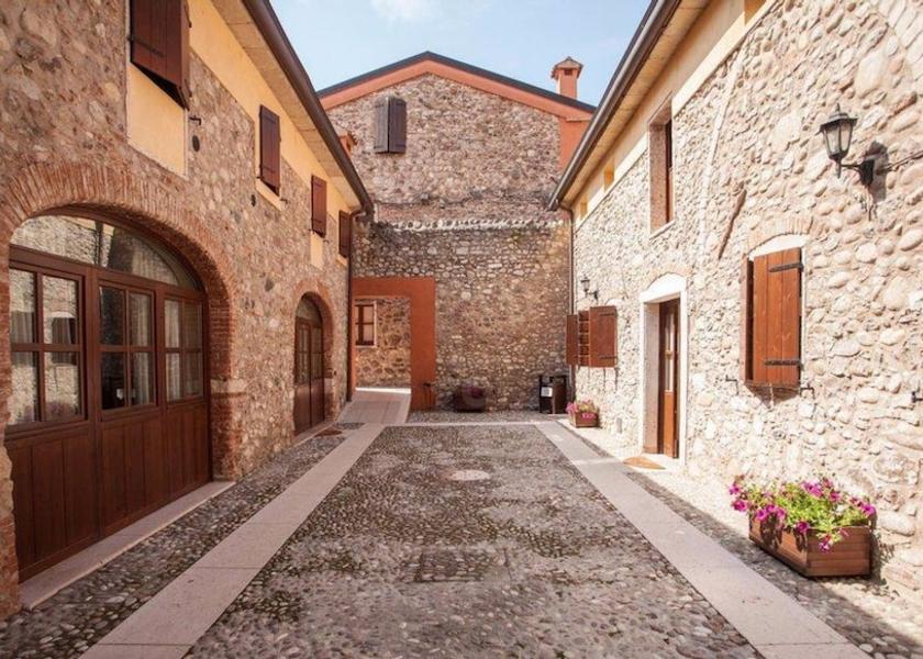Veneto Lazise Courtyard