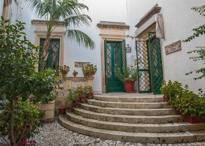 Puglia Cursi Entrance