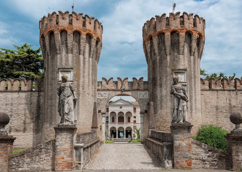 Veneto Roncade Exterior Detail
