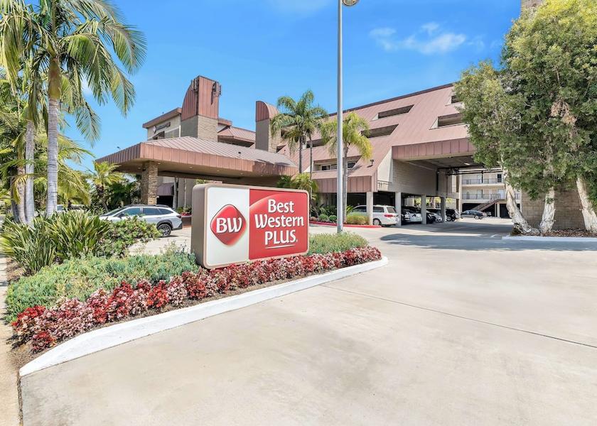 California Lake Forest Exterior Detail