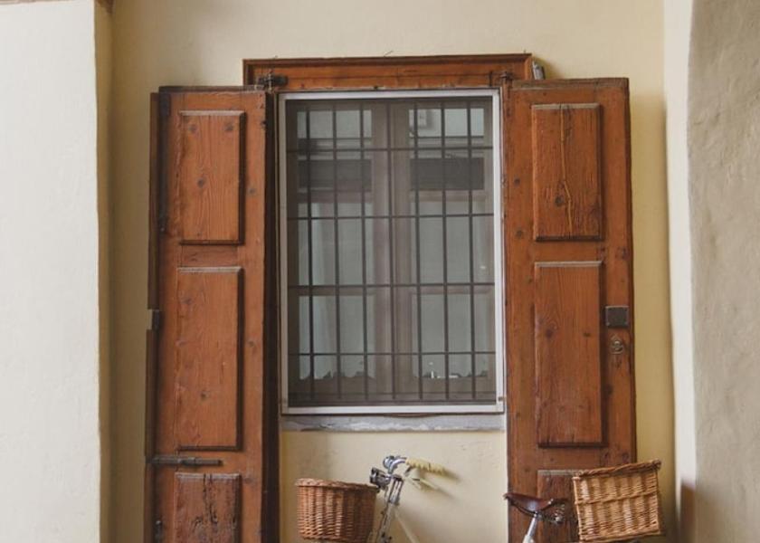 Lombardy Crema Exterior Detail