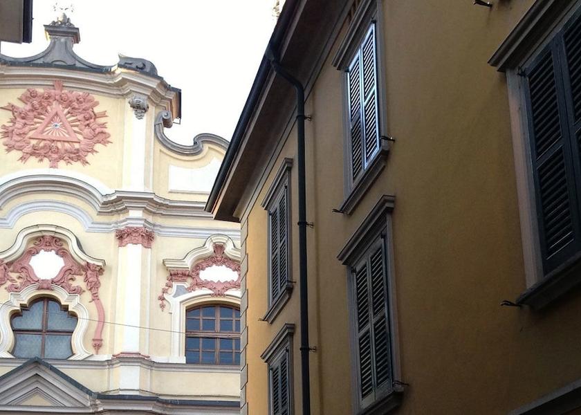 Lombardy Crema Exterior Detail