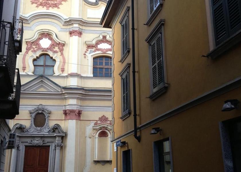 Lombardy Crema Exterior Detail