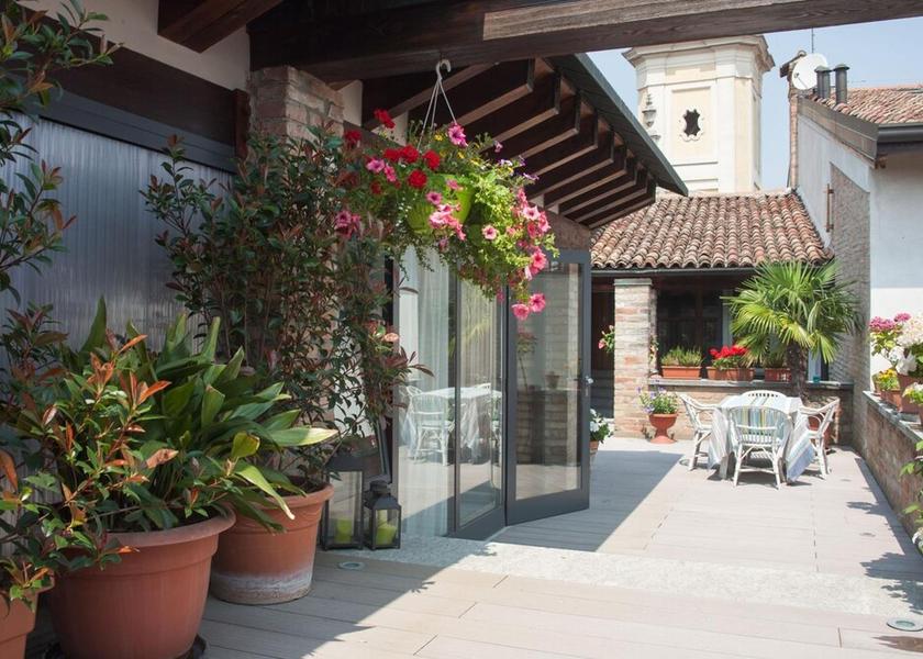 Lombardy Crema Outdoor Dining