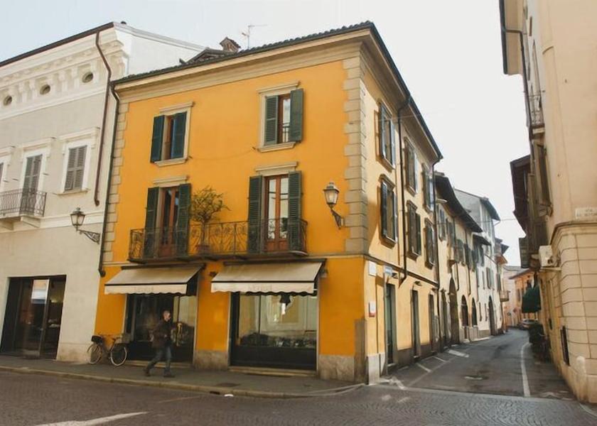 Lombardy Crema Facade