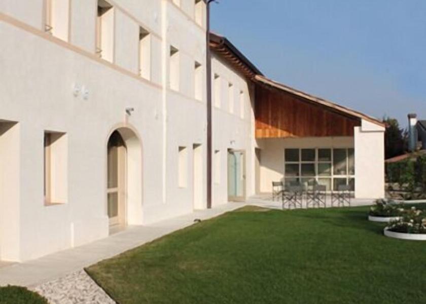 Veneto Montebelluna Exterior Detail