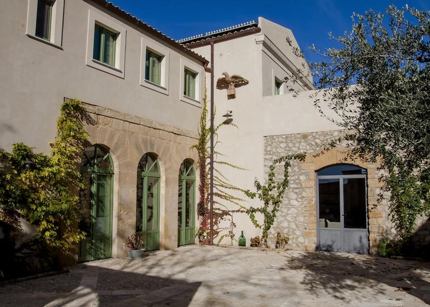 Sicily Aragona Property grounds